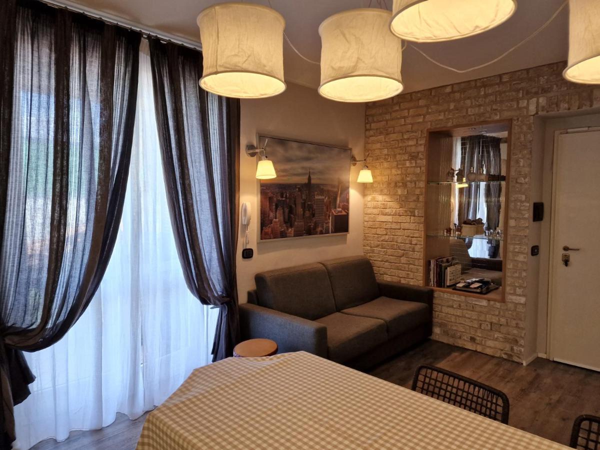 Desenzano Luxury Apartment Desenzano del Garda Bagian luar foto