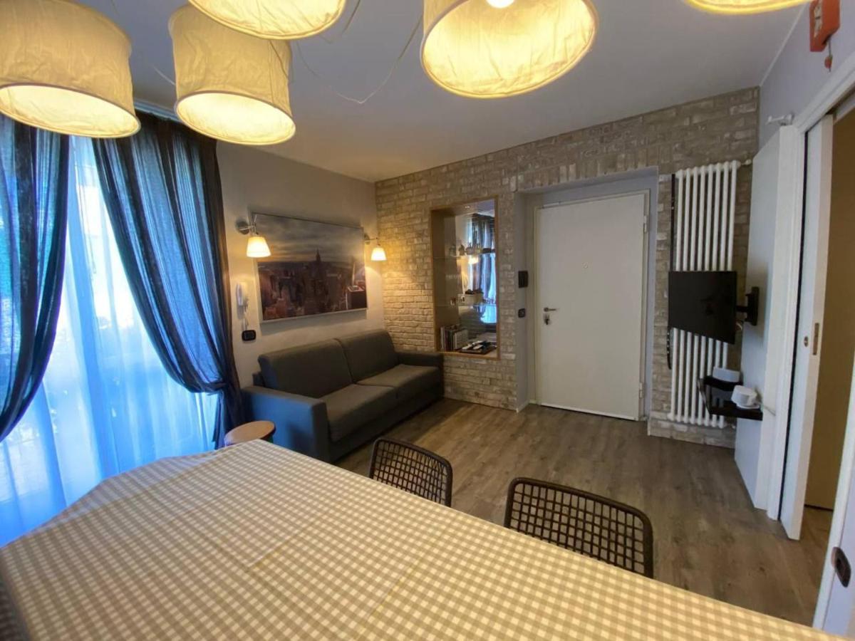 Desenzano Luxury Apartment Desenzano del Garda Bagian luar foto