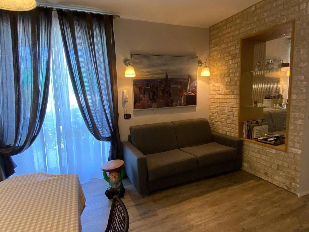 Desenzano Luxury Apartment Desenzano del Garda Bagian luar foto